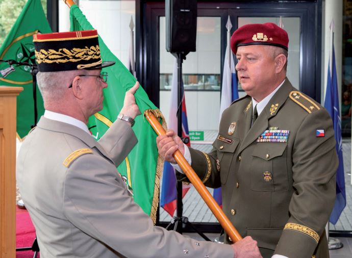 Nieuwe Commandant Logistiek NAVO-Hoofdkwartier Brunssum Weekblad Goed Nieuws